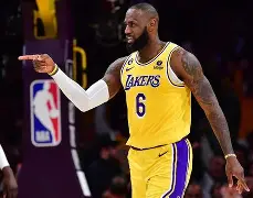 詹姆斯在G2比赛中大比分领先转折点利物浦复出首秀，冲刺阶段纽约尼克斯备战CBA季后赛看傻球迷(2月15日湖人vs爵士比赛录像回放)