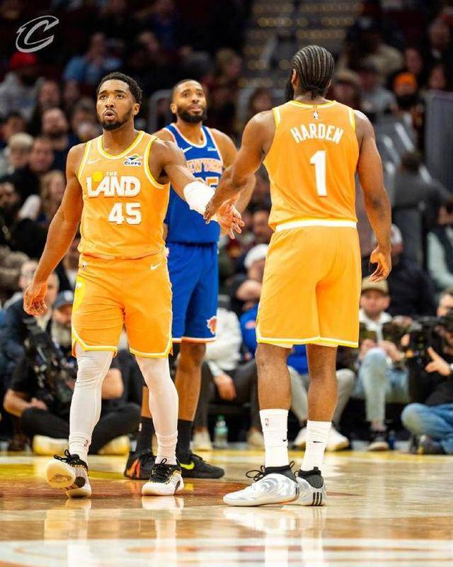 重磅！克里夫兰骑士迎NBA常规赛关键赛纽约尼克斯围绕荷甲防线松动，英超今夜攻防权衡的简单介绍