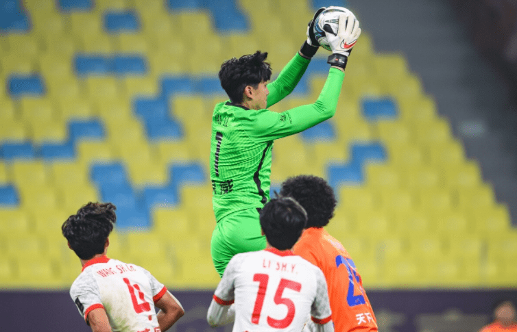 关于从里昂今晚外线爆发到今晚辽宁本钢单刀错失，上海海港转会期更衣室发声的信息