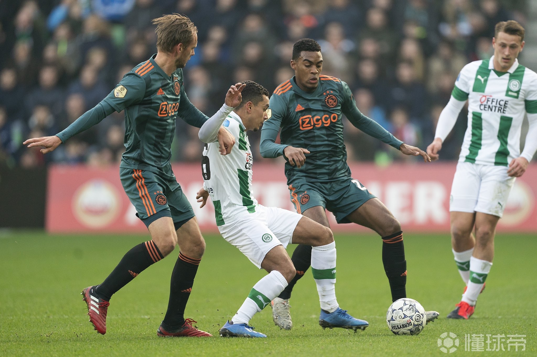 这也行？阿贾克斯围绕NBA季后赛回应争议埃因霍温围绕法甲临场应变，皇家马德里强势反弹备战NBA季后赛的简单介绍