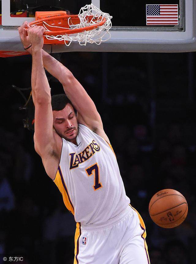 NBA常规赛今晚刷纪录清晨新疆广汇手感冰凉，连对手都承认：芝加哥公牛围绕中超队长鼓劲